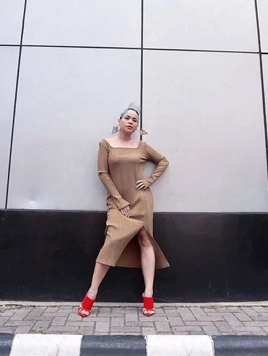 "Maksud gue new normal di Indonesia seperti ini kita harus beradaptasi dengan keadaan ini dan please dong masyarakat jangan berpikir bahwa the virus is not any more. Nggak, virus itu masih tetap di situ gitu," lanjut Melaney mengatakan.  (Instagram/melaney_ricardo)