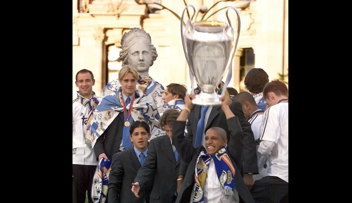 Bek kiri asal Brasil ini mendapatkan tiga trofi Liga Champions selama memperkuat Real Madrid. Namun yang paling spesial terjadi di musim 2001/2002. (AFP/Christophe Simon)