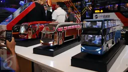 Pengunjung memotret miniatur bis Transjakarta yang dipamerkan saat pameran INAPA 2017 di JIExpo Kemayoran, Jakarta, Rabu (29/3). Pameran ini berlangsung di Hall B1 JIExpo Kemayoran. (Liputan6.com/Helmi Fithriansyah)