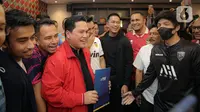 Menteri BUMN Erick Thohir didampingi Raffi Ahmad, Atta Halilintar, Kaesang Pangarep, Baim Wong saat mengembalikan formulir pendaftaran calon Ketua Umum PSSI di Gedung GBK Arena, Jakarta, Minggu (15/1/2023). Erick Thohir bakal maju dalam bursa calon Ketua Umum PSSI periode 2023-2027. (Liputan6.com/Faizal Fanani)