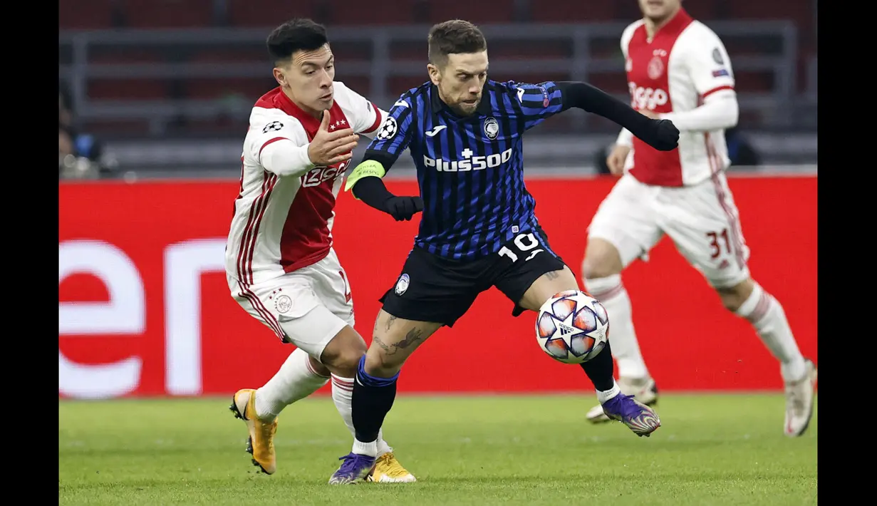 Alejandro Gomez (tengah) adalah bagian bisnis dari Sevilla, karena mereka merekrut pemain berbakat dengan harga yang sangat rendah dari Atalanta. (Foto: AFP/ANP/Maurice Van Steen)