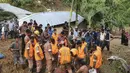 Petugas dan warga mencari warga yang tertimbun longsor di Rangamati, Bangladesh, Rabu (14/6). Longsor terjadi akibat hujan yang disertai badai yang melanda kawasan tersebut. (AP Photo)