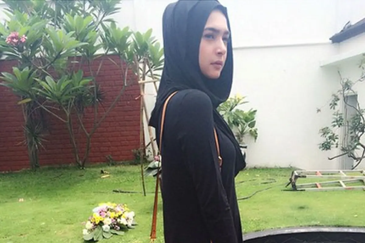 Cantiknya Nabila Syakieb Dalam Balutan Hijab