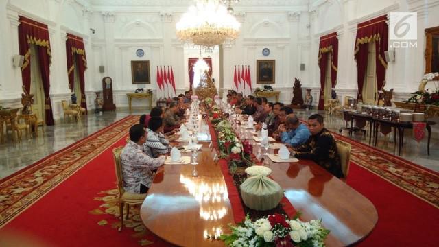 Jokowi menegaskan akan menggebuk pihak-pihak yang melanggar konstitusi. Presiden tidak menjelaskan secara spesifik siapa yang digebuk tersebut.