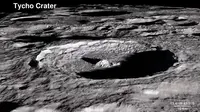 Foto kawah Tycho, yang terletak di dataran tinggi bagian selatan dari Bulan. Ini terbentuk pada 108 juta tahun yang lalu. (NASA)