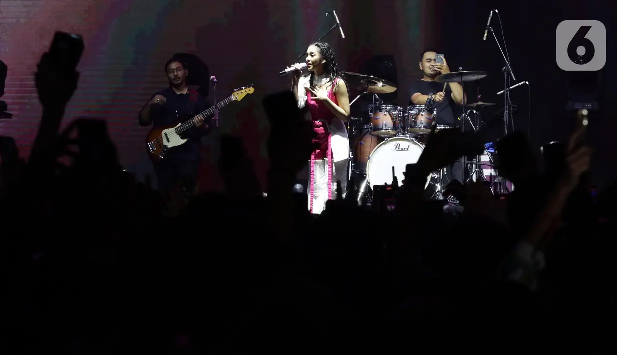 Lyodra saat tampil digelaran We The Fest 2022 hari pertama di GBK Sports Complex Jakarta, Jumat (23/9/2022). Penyanyi jebolan Indonesian Idol itu tampil di This Stage is Banana, salah satu panggung We The Fest 2022. (Liputan6.com/Helmi Fithriansyah)