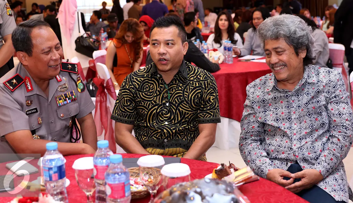 Anang Hermansyah berbincang dengan musisi senior Sam Bimbo dan petinggi Polda Jaya disela acara sosialisasi UU No 28 Tahun 2014 tentang Hak Cipta terhadap pengusaha karaoke di Polda Metro Jaya, Jakarta, Kamis (6/10). (Liputan6.com/Gempur M)