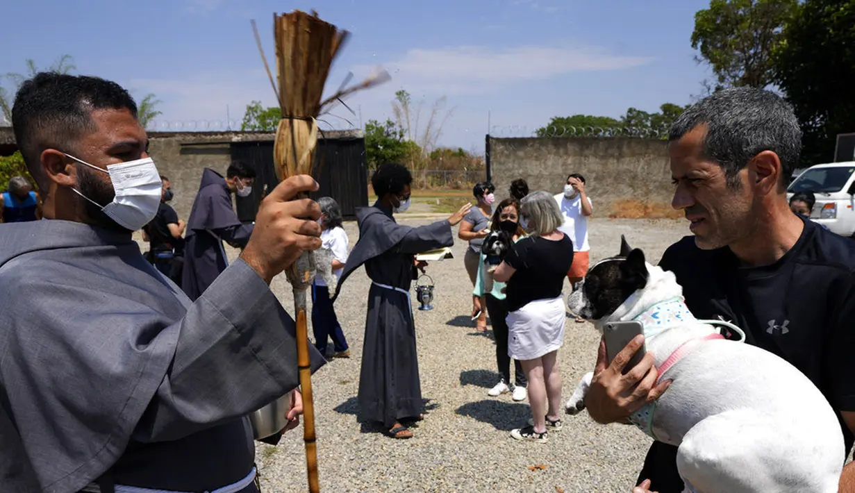 Fransiskan memberkati hewan peliharaan dalam misa untuk menghormati Santo Fransiskus dari Assisi pada Hari Raya Santo di Brasilia, Brasil, Senin (4/10/2021). Santo Katolik dianggap sebagai pelindung hewan. (AP Photo/Eraldo Peres)