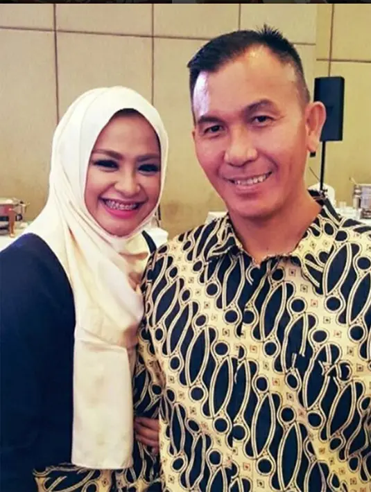 Sebelum menjadi sepasang suami istri, Ira Riswana yang dikenal melalui sinetron Angkot Haji Imron itu memanggil suaminya sebagai om. Kakak Abu Bakar Tertusi, merupakan teman kerja dari papanya Ira. (dok. Pribadi)