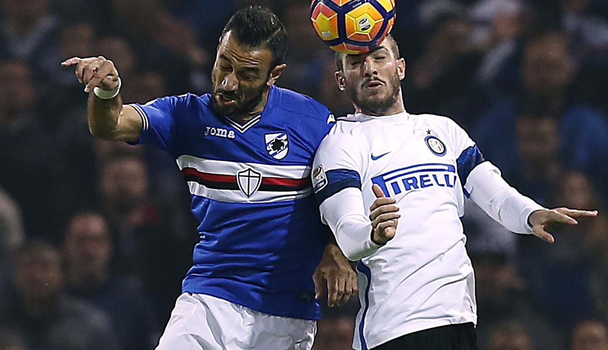 Duel pemain Sampdoria, Fabio Quagliarella (kiri) dan pemain Inter Milan, Davide Santon pada lanjutan Serie A Italia di Luigi Ferraris Stadium, Genoa (30/10/2016). (AFP/Marco Bertorello)