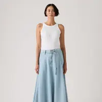 Pilihan atasan, sepatu, dan aksesori dapat menentukan apakah denim maxi skirt terlihat santai, polished, atau lebih elegan. (Foto/Dok: Levi’s)