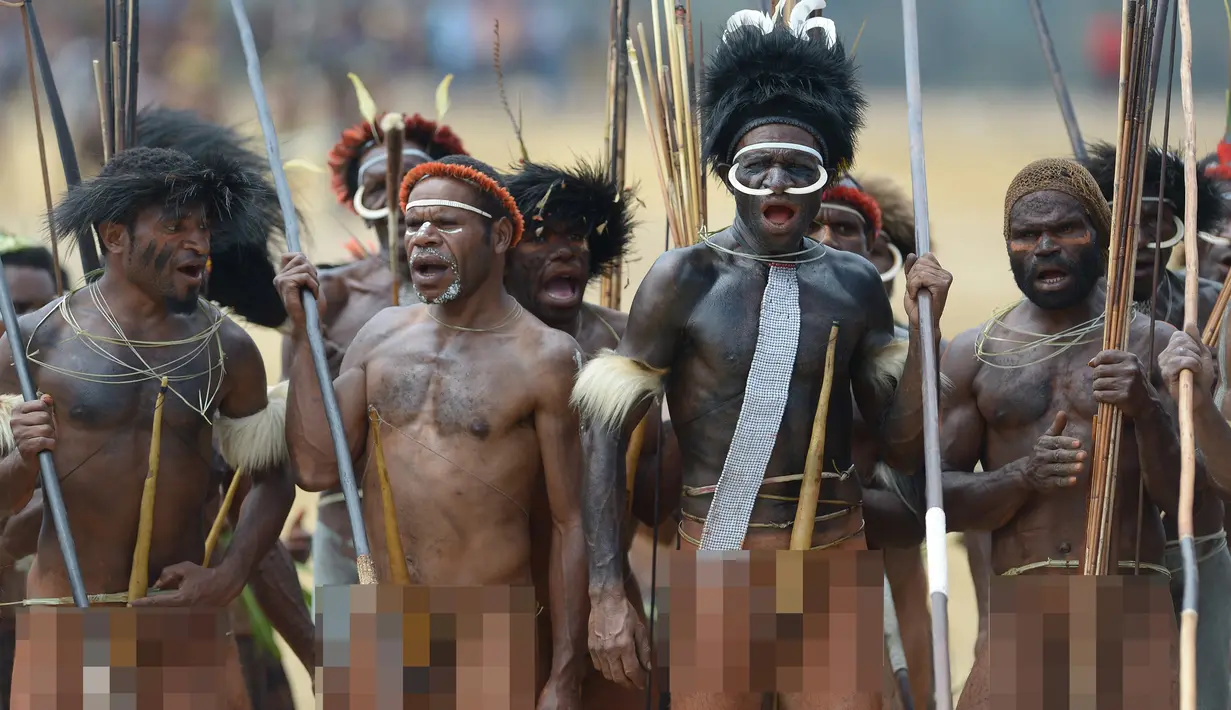 Peserta bersiap jelang Festival Lembah Baliem ke-27 di Wamena, Papua, Senin (8/8). Festival Lembah Baliem adalah pertunjukkan perang-perangan antar suku di Papua yang menjadi tontonan seru dan menghibur. (AFP PHOTO/Adek Berry)