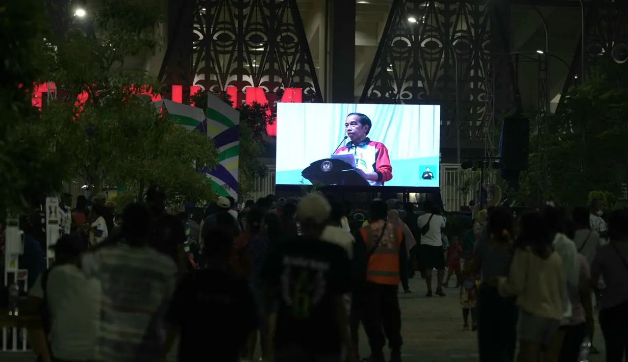Antusias penonton saat menyaksikan sambutan Presiden RI Joko Widodo sebagai Penutup Peparnas XVI PAPUA di depan halaman Stadion Lukas Enembe Sentani. (PB.PEPARNAS16PAPUA/Barce Rumkabu)