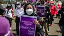 Massa dari Jaringan Pembela Hak Perempuan Korban Kekerasan Seksual melakukan unjuk rasa di depan Gedung DPR, Jakarta, Rabu (22/12/2021). Mereka mendesak DPR mengesahkan rancangan undang-undang Tindak Pidana Kekerasan Seksual (RUU TPKS) sebagai RUU Inisiatif DPR RI. (Liputan6.com/Faizal Fanani)