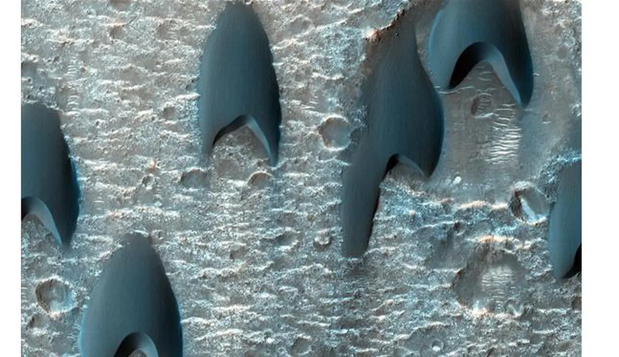 Bidang gundukan di Mars dalam kawah besar di dekat Mawrth Vallis. (businessweek.com)