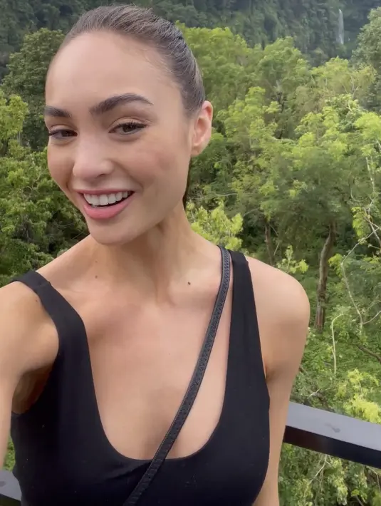 Ia pun memamerkan pemandangan yang indah di Indonesia, dengan tank top hitam serta riasan minimalisnya. (@rbonneynola)