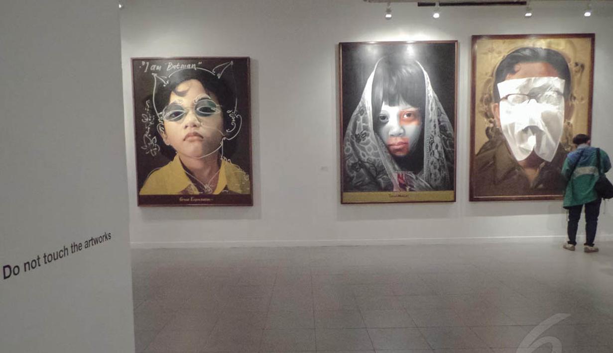 Karya seni yang lulusan ISI Yogyakarta ini pamerkan, di antaranya, seni instalasi seri etalase boneka, seri kematian, maestro meeting, dan seven and sacrifice, Jumat (15/8/14). (Liputan6.com/Faizal Fanani) 