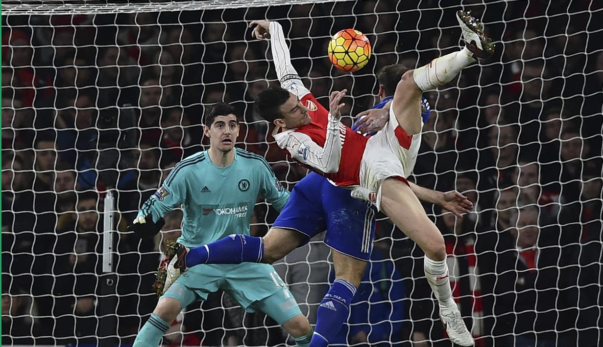 Pemain Arsenal, Laurent Koscielny, berebut bola dengan pemain Chelsea, Branislav Ivanovic, di depan gawang Chelsea dalam laga Liga Inggris di Stadion Emirates, London, (24/1/2016). (AFP/Ben Stansall)