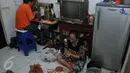 Warga kalijodo yang sedang membuat sepatu disalah satu rumah produksi di Jakarta, Selasa (16/2). Warga Kalijodo banyak yang memilki UKM sendiri untuk mendapatkan penghasilan yang halal. (Liputan6.com/Gempur M Surya)