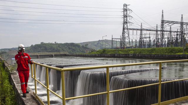 PT PLN (Persero) mengoperasikan dua Pembangkit Listrik Tenaga Air (PLTA) dan tiga Pembangkit Listrik Tenaga Mini Hidro (PLTM) dengan total kapasitas 36,6 megawatt (MW).