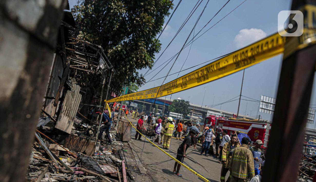 <p>Garis polisi dipasang di kawasan Pasar Gembrong, Jakarta, Senin (25/4/2022). Sebanyak  400 Rumah dan Bangunan hangus terbakar dan  total kerugian akibat insiden kebakaran tersebut Ditaksir senilai Rp1,5 Miliar. (Liputan6.com/Faizal Fanani)</p>