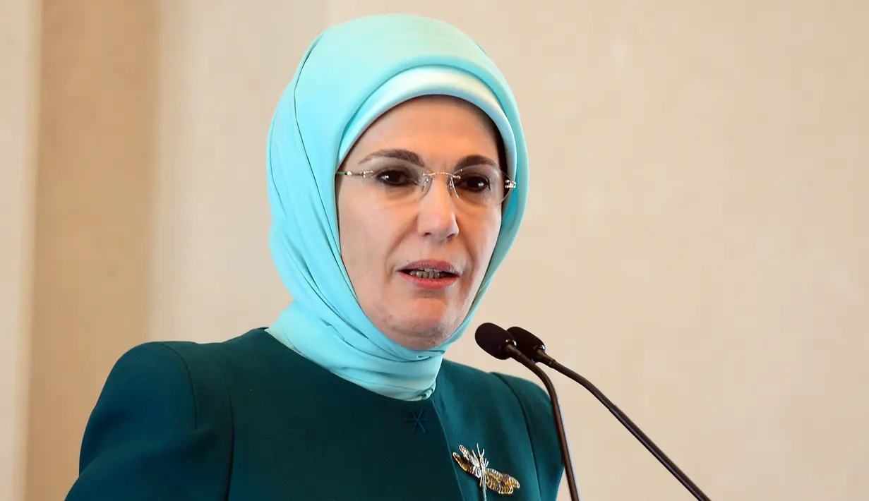 Istri Presiden Turki, Emine Erdogan menjadi istri Presiden Turki pertama yang mengenakan jilbab. Dibutuhkan waktu 10 tahun guna mengubah undang-undang yang melarang jilbab masuk ke institusi negara melalui jalan juang parlemen.( trtturk.com)