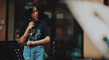 Bintang film Adriana ini dikenal sebagai seleb yang punya penampilan menarik. Di kesehariannya, Eva Celia selalu tampil stylish. Kali ini, ia memilih gaya kasual dengan kaus pendek berwarna hitam yang dipadukan dengan celana jeans. (Liputan6.com/IG/@evacelia)