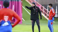 Pelatih baru Bayern Munchen, Thomas Tuchel memberi isyarat di sebelah Joao Cancelo saat sesi latihan pertamanya di Munich, Jerman, Selasa (28/3/2023). (Sven Hoppe/dpa via AP)