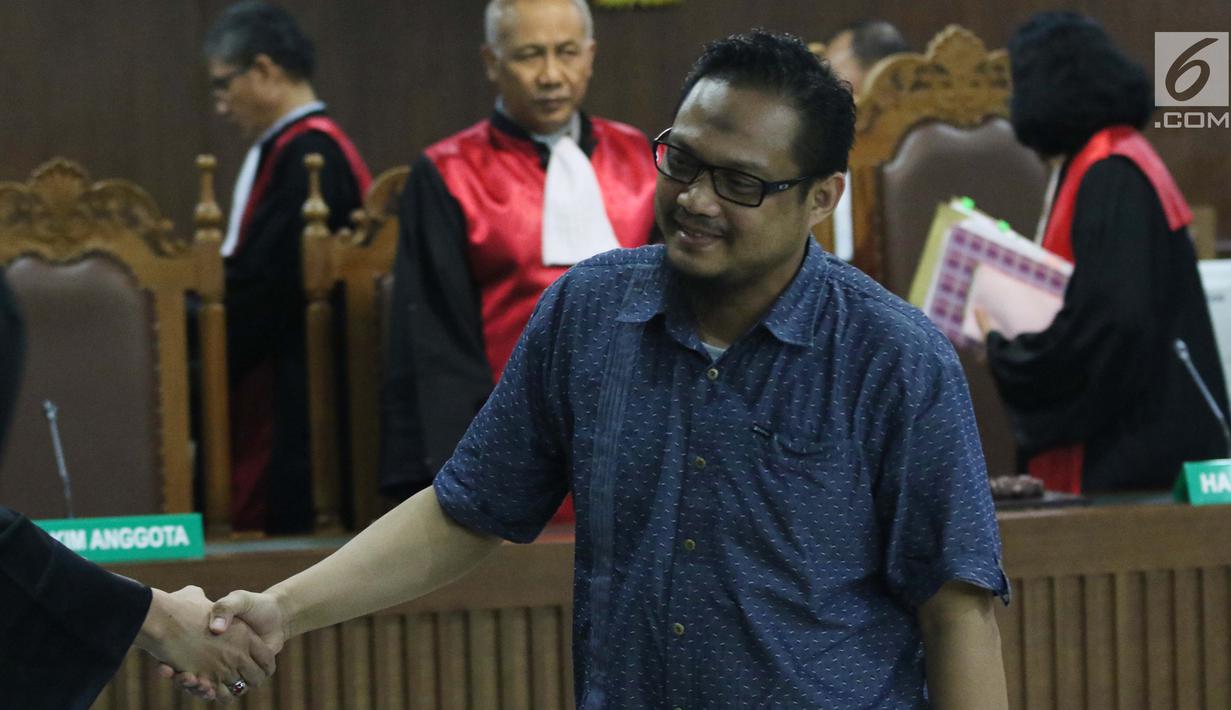 Terdakwa kasus suap yang juga Panitera Pengadilan Negeri Medan, Helpandi usai menjalani sidang pembacaan putusan di Pengadilan Tipikor, Jakarta, Kamis (4/4). Helpandi dinyatakan bersalah dan dihukum 7 tahun penjara dan denda Rp 300 juta. (Liputan6.com/Helmi Fithriansyah)