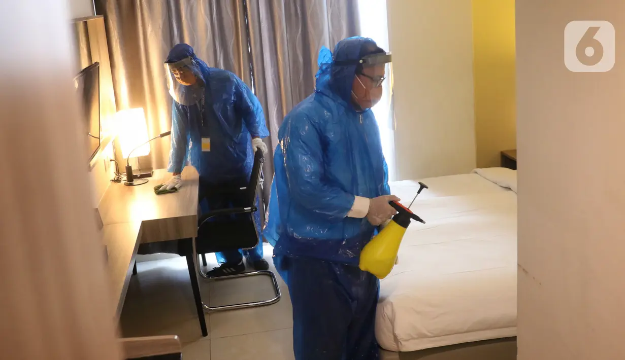 Petugas melakukan pembersihan kamar yang akan ditempati sementara oleh tenaga medis  di Hotel Pakons Prime, Tangerang, Kamis (7/5/2020). Pemerintah Kota (Pemkot) Tangerang menyiapkan hotel tersebut untuk memfasiltasi tenaga medis penanganan Covid-19 di wilayah Tangerang. (Liputan6.com/Angga Yuniar)