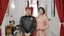 Istri Kaesang ini juga tampil elegan dengan sanggul khas perempuan Jawa dengan bagian depan rambut begitu rapi.  [Instagram/@erinagudono]
