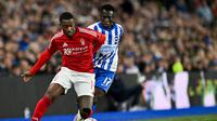 Gelandang Nottingham Forest asal Inggris #14 Callum Hudson-Odoi (kiri) berebut bola dengan gelandang Brighton asal Gambia #17 Yankuba Minteh selama pertandingan perempat final Piala FA Inggris antara Brighton &amp; Hove Albion dan Nottingham Forest di Stadion Amex, Brighton, pada Minggu (30/3/2025) dini hari WIB. (Glyn KIRK / AFP)