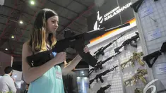 Suasana pameran industri pertahanan internasional 2014 (Indo Defence) di JIExpo Kemayoran, Rabu (5/11/2014) (Liputan6.com/Herman Zakharia)
