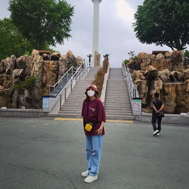 Oversize T-shirt dengan Ripped Jeans