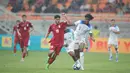 Pemain timnas Iran U-17 Abolfazl Zoleykhaei berebut bola dengan bek timnas Inggris U-17 Josh Acheampong pada matchday kedua Grup C Piala Dunia U-17 2023 di Jakarta International Stadium, Selasa (14/11/2023). (Doc. LOC WCU17/BRY)