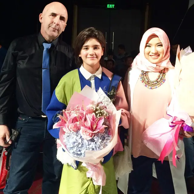 6 Potret Emiliano Fernando 'Dari Jendela SMP' dan Ayah dari Australia