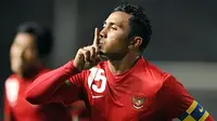 Kapten Timnas Indonesia Firman Utina merayakan golnya ke gawang Laos pada partai Piala AFF di Stadion Utama Gelora Bung Karno, Jakarta, 4 Desember 2010.AFP PHOTO/ADEK BERRY