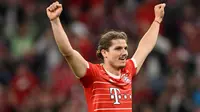 Pemain Bayern Munchen, Marcel Sabitzer melakukan selebrasi setelah mencetak gol kelima timnya saat laga lanjutan Liga Jerman 2022/2023 melawan SC Freiburg di Allianz Arena, 16 Oktober 2022. Sabitzer menjadi rekrutan baru Manchester United yang berstatus sebagai pemain pinjaman pada 1 Ferbruari 2023. Ia rencananya didapuk untuk menggantikan Cristian Eriksen yang tengah didera cedera panjang. (AFP/Christof Stache)