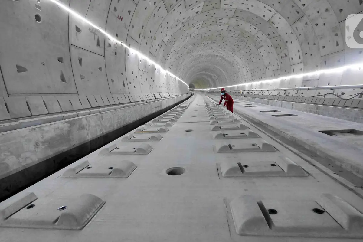 FOTO: Memantau Pengerjaan Proyek Tunnel 1 Halim Kereta Cepat Jakarta-Bandung