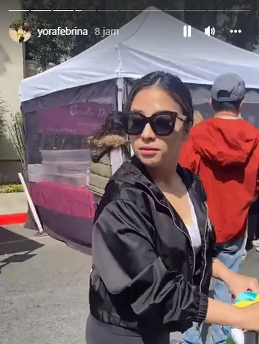 <p>Kala berjalan-jalan dengan Baby Izz, Nikita Willy tampil cuek dan sederhana. Ia bahkan terlihat kerap tanpa makeup. Foto: Hak Cipta: instagram.com/yorafebrina/tdr)</p>