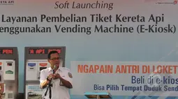 PT Kereta Api Indonesia (KAI) bekerjasama dengan PT Finnet Indonesia, mengeluarkan fasilitas layanan pembelian tiket kereta api terbaru berupa kios elektronik  di stasiun Senen, Jakarta, Jumat (13/3/2015). (Liputan6.com/Johan Tallo)