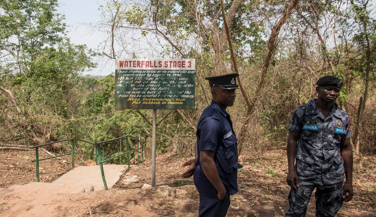 Petugas berjaga di lokasi dekat air terjun Kintampo, Ghana (21/3). Akibat insiden tersebut wisata air terjun ini untuk sementara ditutup. (AFP Photo / Cristina Aldehuela)