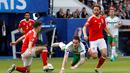 Pemain Irlandia Utara, Kyle Lafferty, terjatuh saat berebut bola dengan pemain Wales pada laga 16 besar Piala Eropa 2016 di Parc des Princes, Paris, Sabtu (25/6/2016) malam WIB. (Reuters/Darren Staples)
