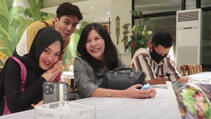 Putri Delina terbang ke Surabaya bertemu keluarga Jeffry Reksa. (Sumber: YouTube/Putri Delina)