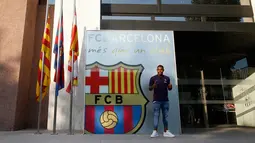 Pesepakbola muda Brasil, Malcom Filipe Silva de Oliveira berpose untuk awak media setibanya di stadion Camp Nou,  Selasa (24/7). Malcom mendapatkan kontrak jangka panjang dari Barcelona berdurasi lima tahun. (AP Photo/Manu Fernandez)