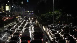 Kendaraan terjebak kemacetan di Jalan Jenderal Sudirman, Kamis (10/11). Hujan yang mengguyur kawasan Jakarta membuat sejumlah ruas jalan di beberapa titik Ibu Kota mengalami kemacetan luar biasa. (Liputan6.com/Faizal Fanani)