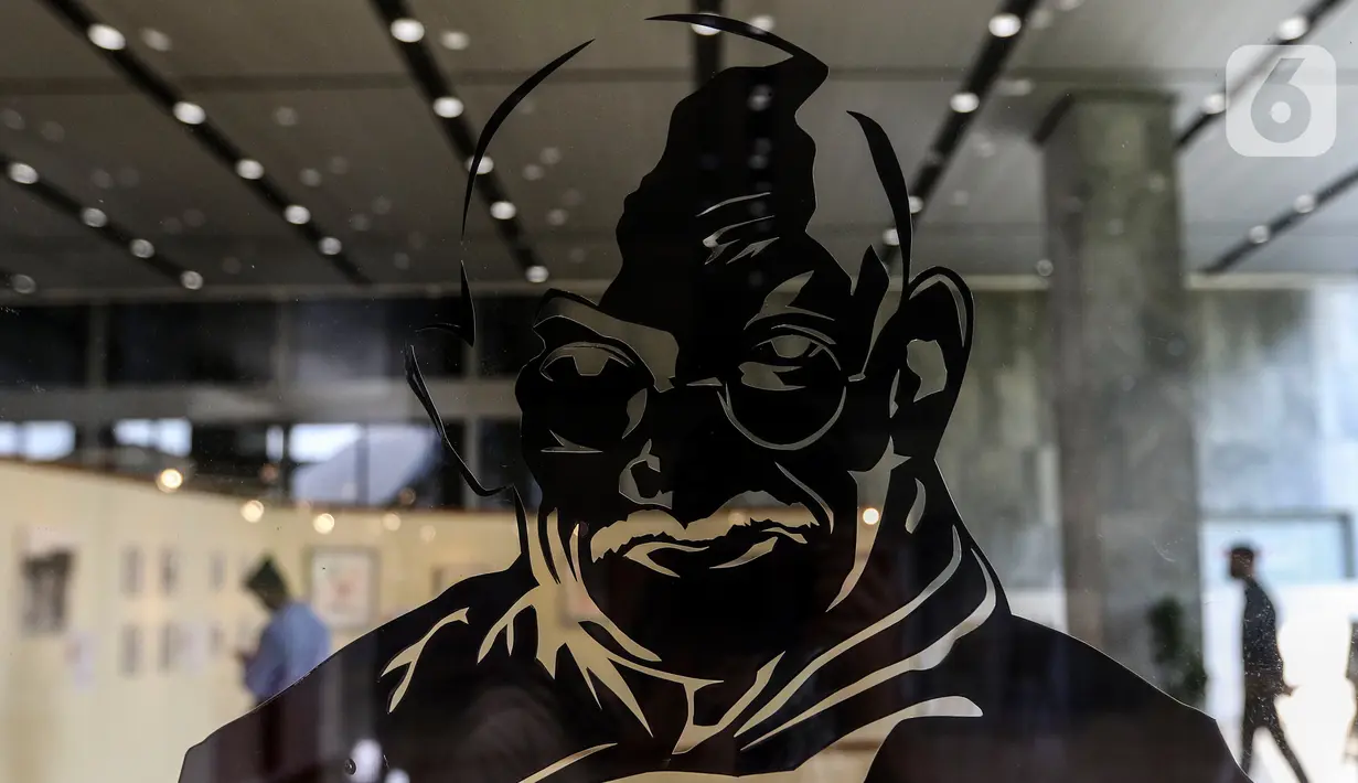 Pengunjung melihat karya lukis dan karya foto pada pameran 150 Tahun Mahatma Gandhi di kompleks Parlemen, Senayan, Jakarta, Jumat (2/10/2020). Pameran ini kerjasama Kedubes India dan DPR mengambil tema "kebenaran, anti kekerasan dan Satyagraha". (Liputan6.com/Johan Tallo)