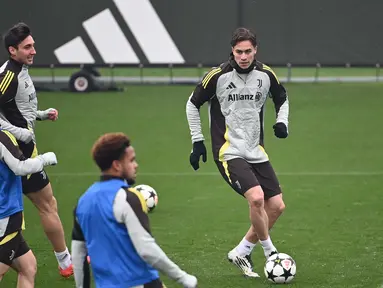 Gelandang Juventus, Kenan Yildiz (kanan) saat sesi latihan bersama rekan setimnya di tempat latihan Continassa, Turin. pada 10 Desember 2024. (Isabella BONOTTO/AFP)
