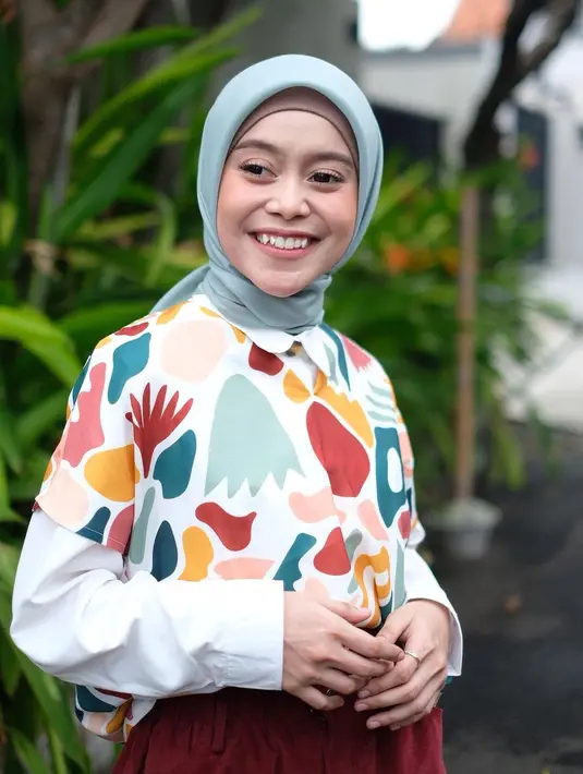 Pamer senyum lebar, Lesti Kejora disebut makin cantik dan pancarkan pesonanya. Gigi gingsul yang dimiliknya menjadi daya tarik tersendiri yang membuatnya jadi makin manis seperti gula. Dalam kolom komentar unggahannya, tak sedikit warganet yang memuji pesona yang dipancarkan pelantun Sekali Seumur Hidup ini. (Liputan6.com/IG/@lestykejora)