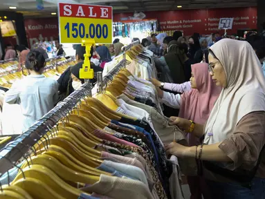 Sejumlah warga memadati Pasar Tanah Abang, Jakarta, Minggu (23/3/2025). (Liputan6.com/Herman Zakharia)